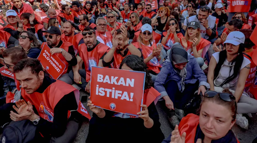 تظاهر آلاف المعلمين في أنقرة الخميس مطالبين بوضع حد للعنف في المدارس واستقالة وزير التعليم التركي (أ.ف.ب)