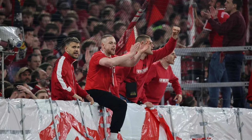 مجموعة من ألتراس البايرن تجاوزوا الحواجز ودهسوا المصورين (أ.ف.ب)