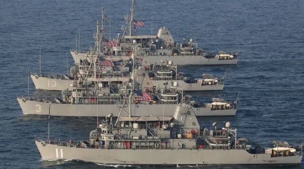 ABD’nin Avenger sınıfı mayın avlama gemileri, 6 Temmuz 2019 tarihinde Arap Denizi’nde tatbikat gerçekleştirirken (Reuters)