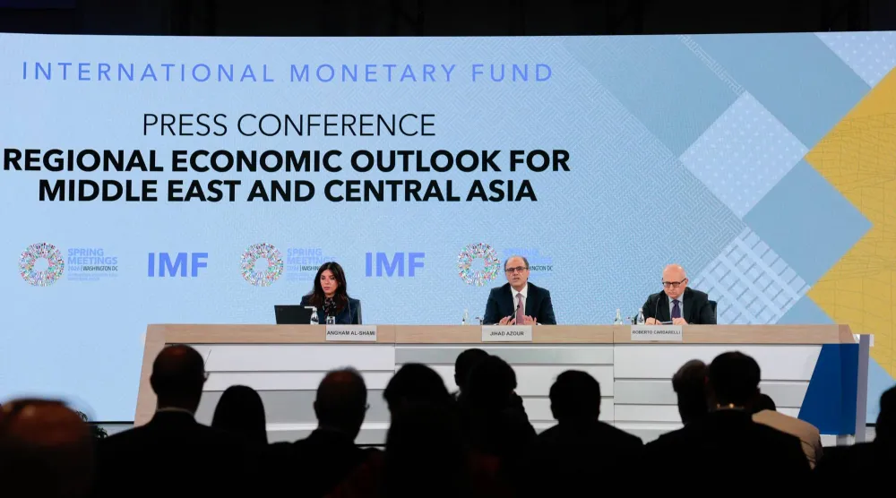 أزعور يتحدث خلال عرض تحديث تقرير «آفاق الاقتصاد الإقليمي» (أ.ف.ب)