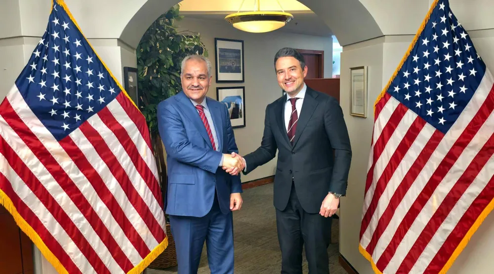 محافظ المصرف المركزي الليبي (يسار) مع مساعد وزير الخارجية الأميركية (المصرف)