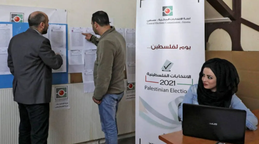 موظفون في مفوضية الانتخابات الفلسطينية بمدينة رام الله 6 أبريل 2021 (أ.ف.ب)