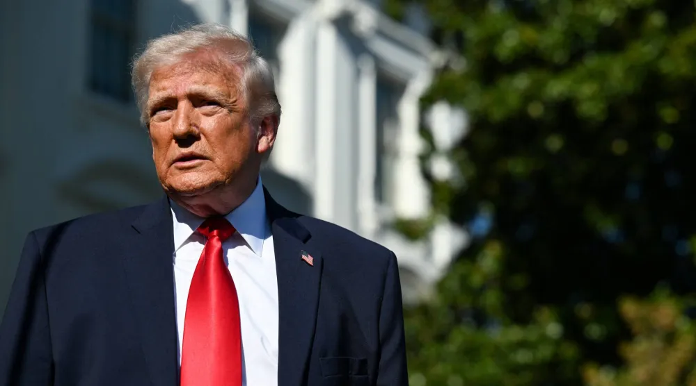 الرئيس الأميركي دونالد ترمب أثناء مغادرته البيت الأبيض متوجهاً إلى قاعدة أندروز الجوية المشتركة في العاصمة واشنطن، 11 أبريل 2026 (رويترز)
