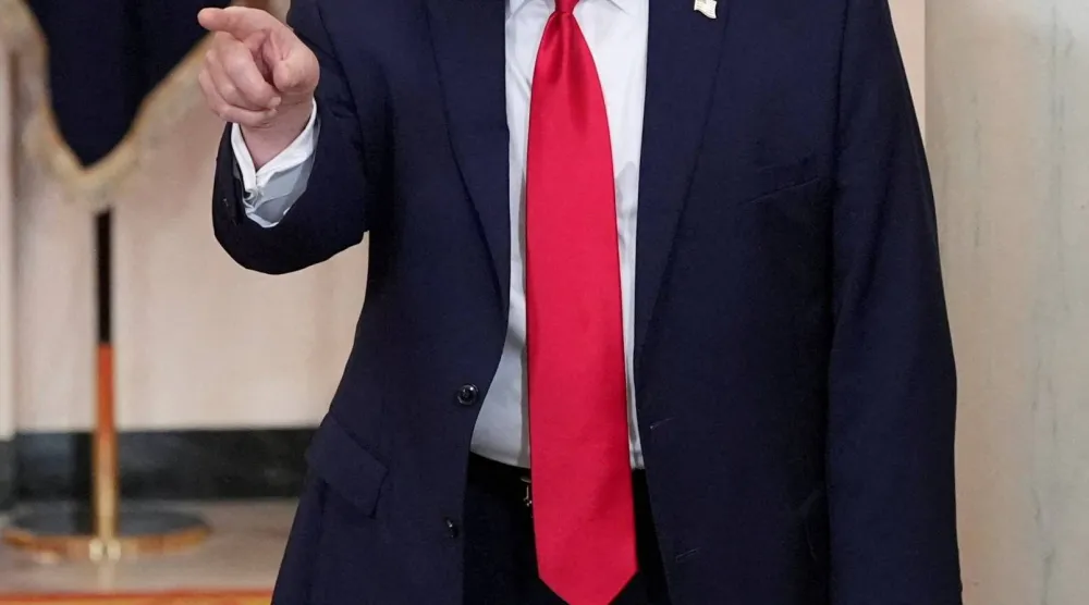 الرئيس الأميركي دونالد ترمب بعد إلقاء خطابه أمام الأمة بشأن الحرب مع إيران في البيت الأبيض الأربعاء (رويترز)