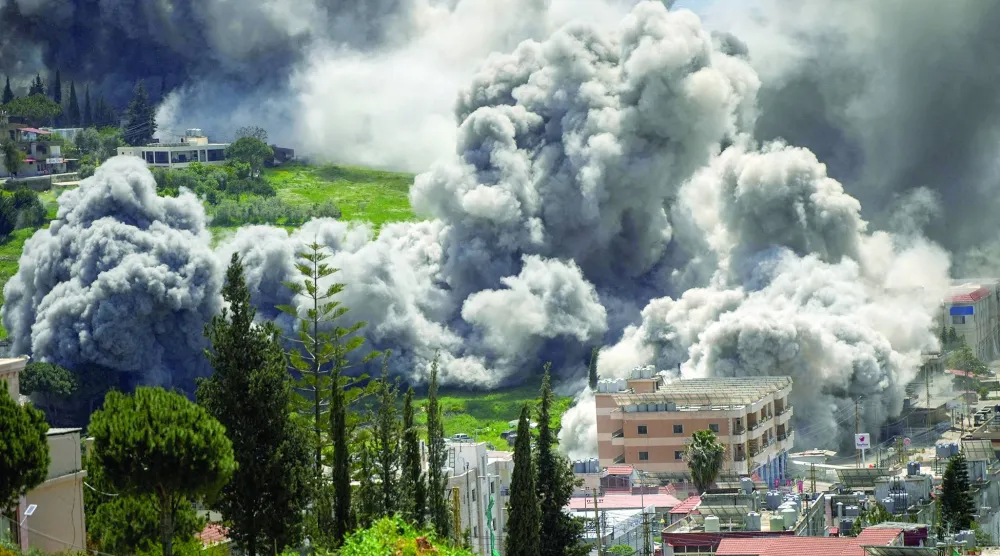 الدخان يتصاعد بعد غارة إسرائيلية على النبطية في جنوب لبنان أمس (رويترز)