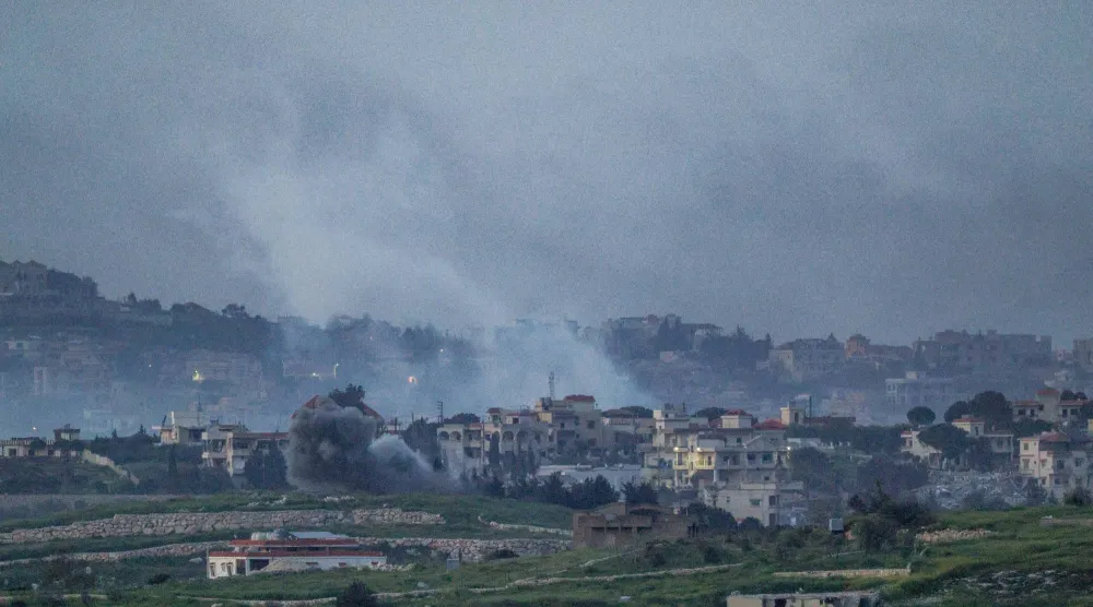 دخان يتصاعد عقب غارة إسرائيلية على جنوب لبنان 16 أبريل 2026 (رويترز)