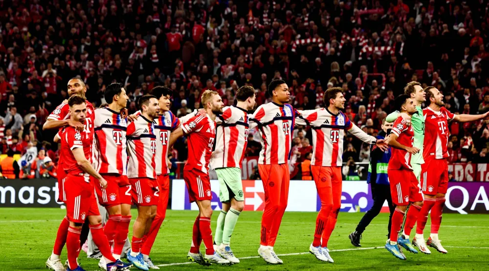 لاعبو البايرن يحتفلون مع جماهيرهم بالفوز على الريال والتأهل الى نصف النهائي  (ا ب ا)
