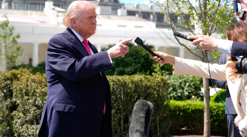 الرئيس الأميركي دونالد ترمب يتحدث في حديقة البيت الأبيض (أ.ب)