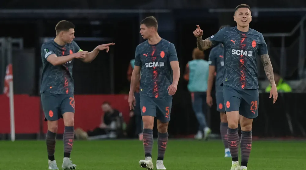 شاختار سيواجه في نصف النهائي الفائز من مباراة كريستال بالاس وفيورنتينا (أ.ب)