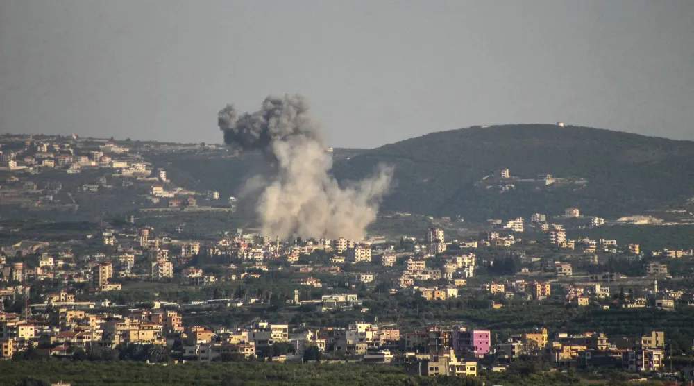 دخان القصف الإسرائيلي يتصاعد في منطقة صور بجنوب لبنان (أ.ف.ب)