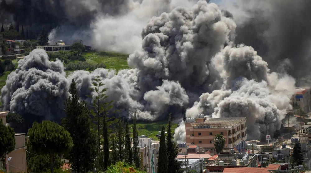 الدخان يتصاعد بعد غارة إسرائيلية على النبطية في جنوب لبنان أمس (رويترز)