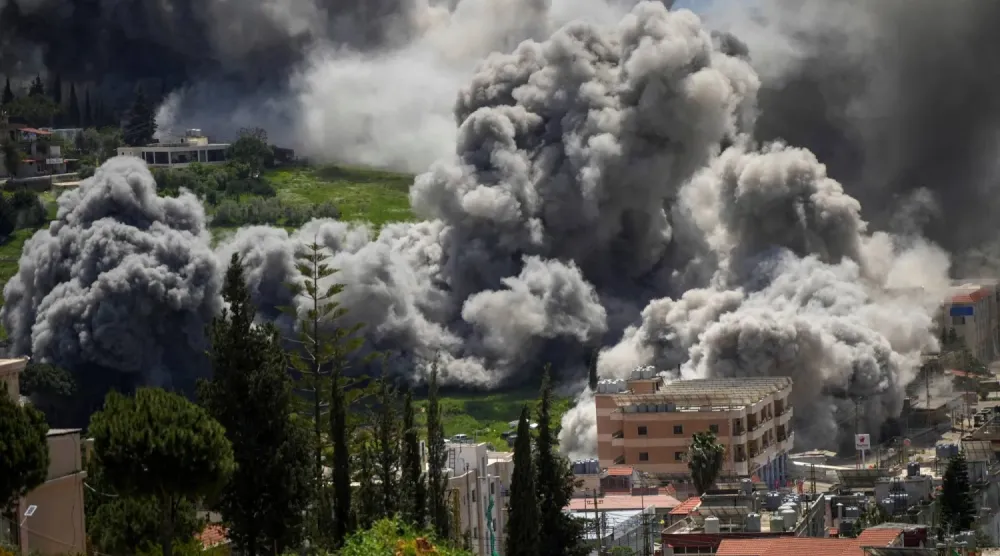 Lübnan'ın güneyindeki Nabatiye'ye dün düzenlenen İsrail hava saldırısının ardından yükselen dumanlar (Reuters)