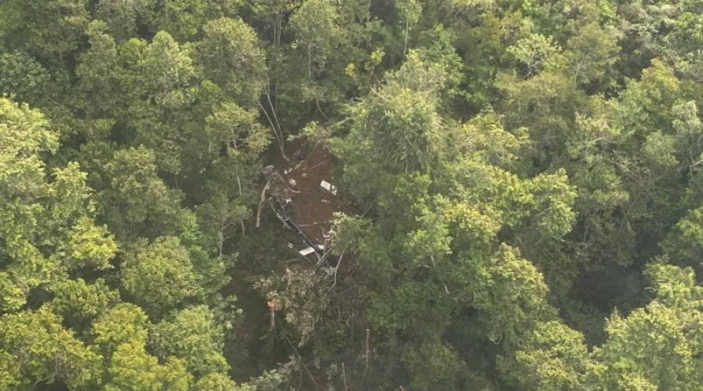 حطام في موقع تحطم طائرة هليكوبتر لفي إقليم كاليمانتان الغربي (رويترز)