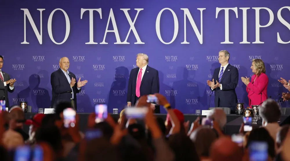 ترمب خلال لقاء أُقيم في لاس فيغاس بولاية نيفادا للترويج لقانون «إلغاء الضرائب على الإكراميات» (إ.ب.إ)