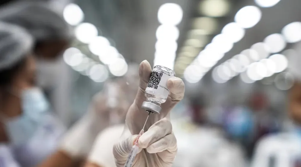 قد يكون العلماء قد فتحوا الباب أمام طريقة جديدة لإعادة برمجة الجهاز المناعي، بحيث يصبح الجسم قادراً على إنتاج أجسام مضادة قوية ونادرة بشكل دائم، والاستجابة بسرعة أكبر عند التعرض للأمراض (رويترز)