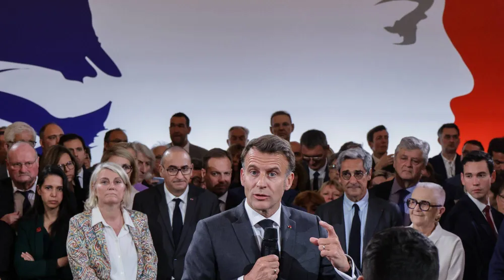 الرئيس الفرنسي إيمانويل ماكرون يلقي خطاباً في قصر الإليزيه الرئاسي في باريس فرنسا 16 أبريل 2026 (إ.ب.أ)