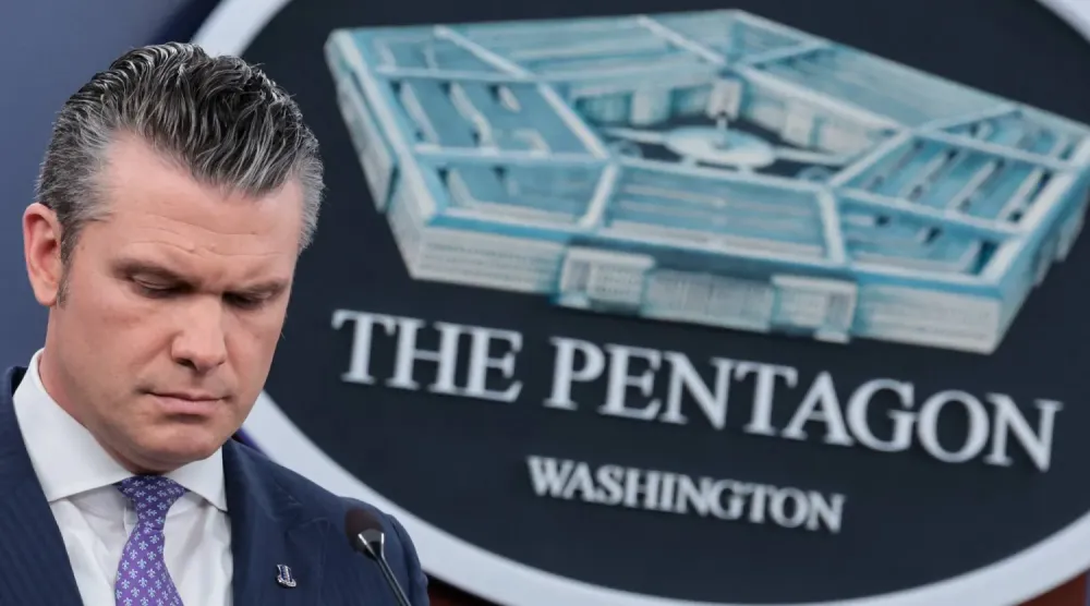 ABD Savunma Bakanı Pete Hegseth, Pentagon’da düzenlediği basın toplantısı sırasında (Reuters)