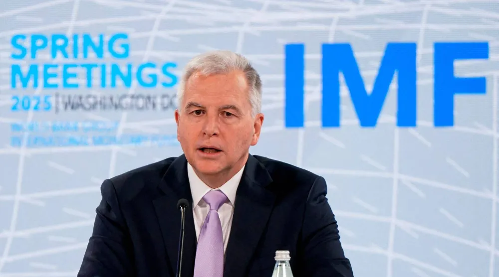 ألفريد كامر يتحدث خلال مؤتمر صحافي ضمن اجتماعات الربيع السنوية لصندوق النقد والبنك الدولي لعام 2025 في واشنطن (رويترز)