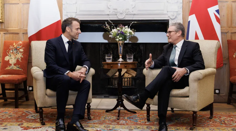 رئيس الوزراء البريطاني كير ستارمر يلتقي الرئيس الفرنسي إيمانويل ماكرون في تشيكرز - لندن 9 يناير 2025 (د.ب.أ)