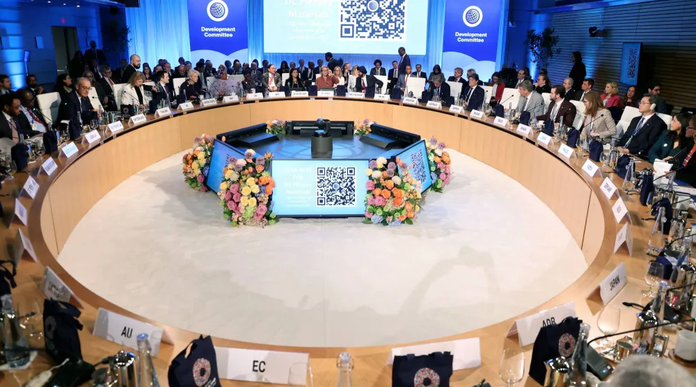 مشاركون في الجلسة العامة للجنة التنمية التابعة لصندوق النقد والبنك الدوليين خلال اجتماعات الربيع في واشنطن (د.ب.أ)