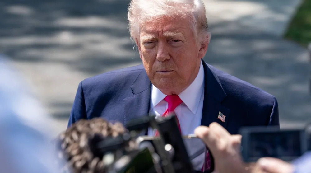 الرئيس الأميركي دونالد ترمب يتحدث إلى الصحافيين في البيت الأبيض (د.ب.أ)