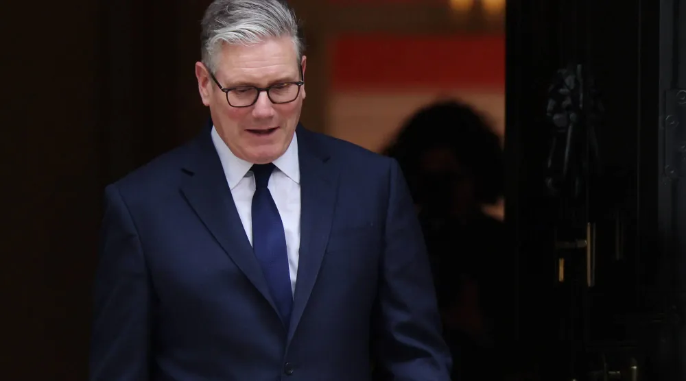 رئيس الوزراء البريطاني كير ستارمر يستعد لاستقبال رئيس الوزراء الهولندي روب جيتن في مقر رئاسة الوزراء في 10 داونينغ ستريت بلندن، بريطانيا 14 أبريل 2026 (إ.ب.أ)