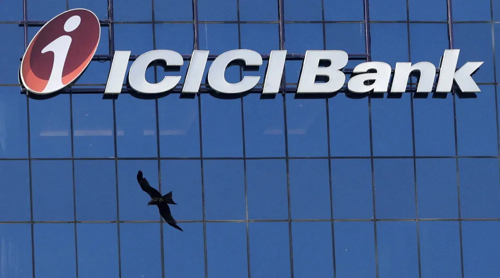 شعار بنك «آي سي آي سي» على مقره الرئيسي في مدينة مومباي الهندية (رويترز)