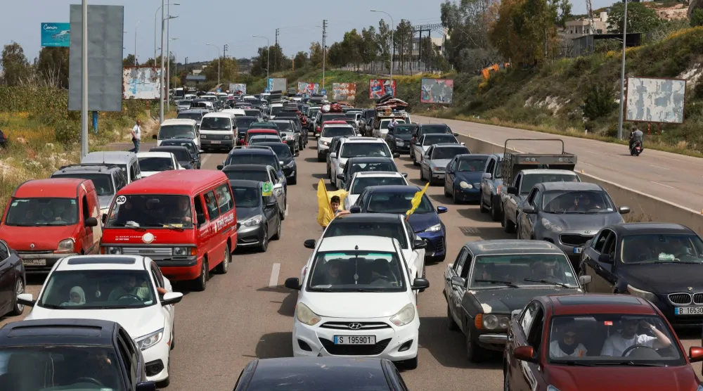 مركبات على الطريق بينما يشق النازحون طريقهم للعودة إلى منازلهم بعد دخول وقف إطلاق النار الذي استمر عشرة أيام بين لبنان وإسرائيل حيّز التنفيذ... قرب مدينة صور اللبنانية 17 أبريل 2026 (رويترز)