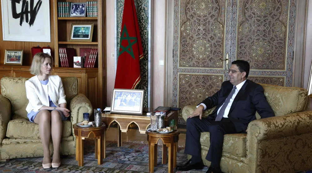 الوزير ناصر بوريطة مستقبلاً الممثلة السامية للاتحاد الأوروبي للشؤون الخارجية والسياسة الأمنية كايا كالاس خلال زيارتها للرباط (أ.ف.ب)