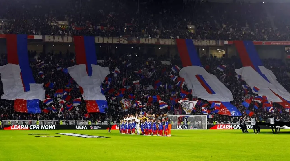 الوزارة برَّرت قرارها بالسلوك العنيف لبعض المشجعين (رويترز)