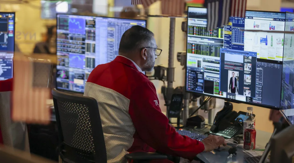 متداول يعمل في بورصة نيويورك (إ.ب.أ)