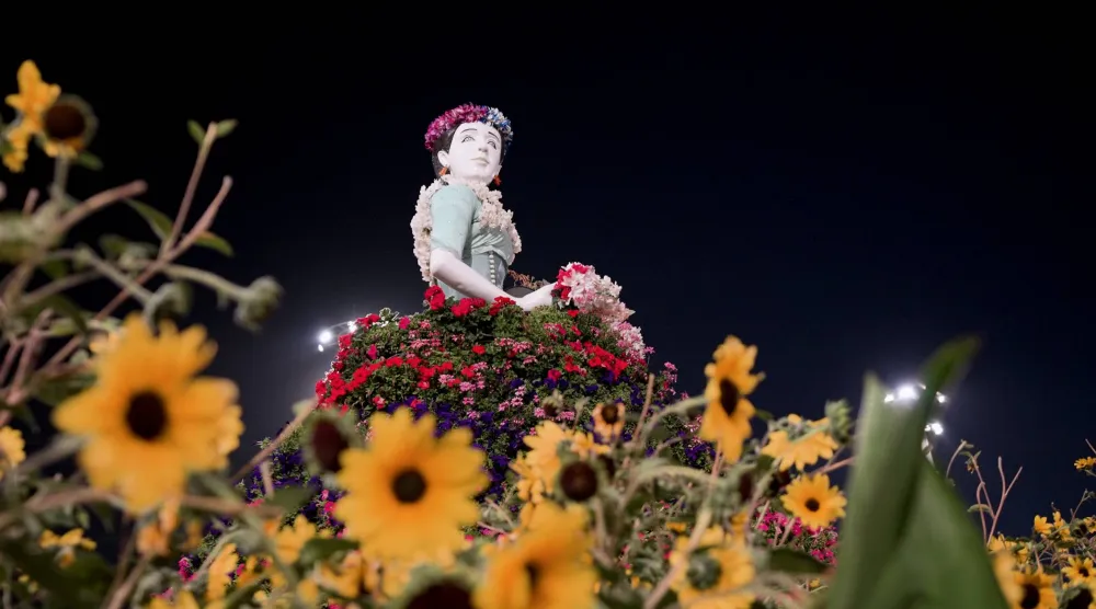 أحد مجسمات الزهور في «بوليفارد فلاورز» (تصوير: تركي العقيلي)