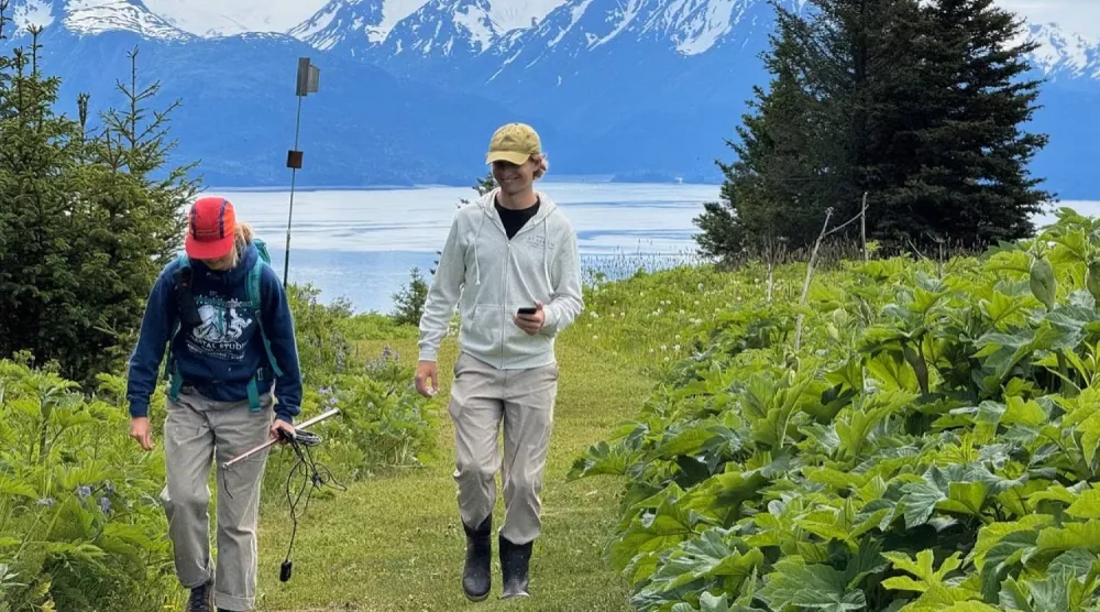 المشي بجانب البحيرات أو الأنهار يقلل الشعور بالوحدة (جامعة جورج تاون)