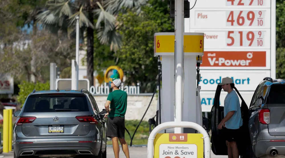 تستمر أسعار الوقود في الارتفاع بالولايات المتحدة بسبب حرب إيران (أ.ف.ب)