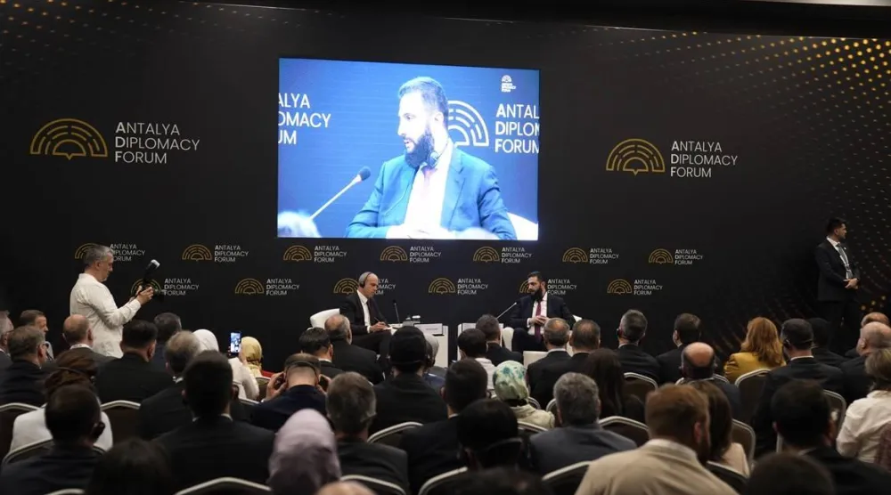 الرئيس السوري أحمد الشرع خلال جلسة حوارية في منتدى أنطاليا الدبلوماسي في تركيا الجمعة (إعلام تركي)