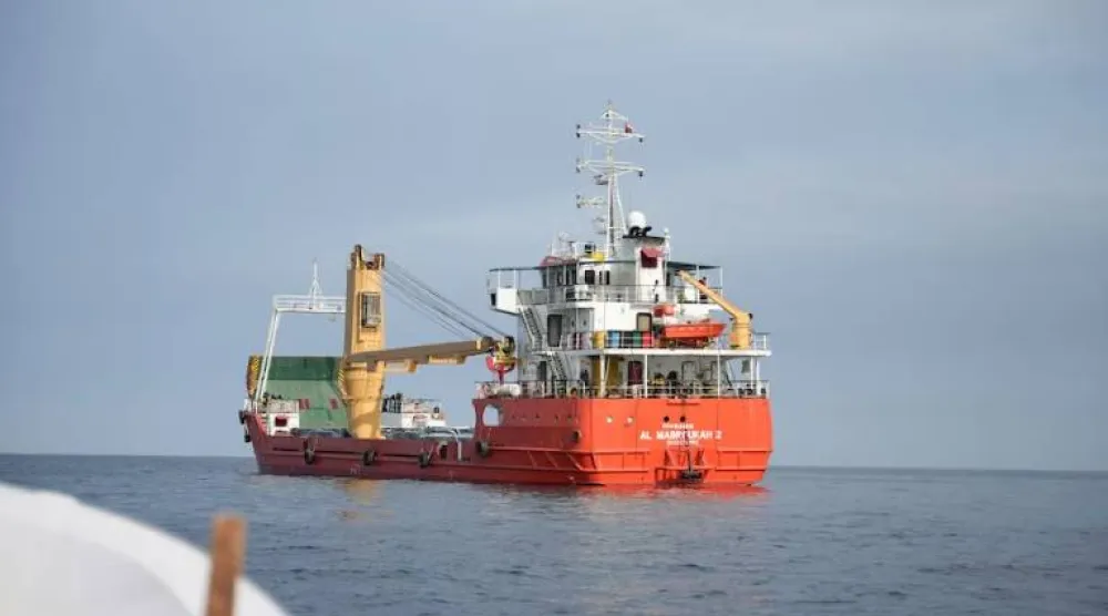 سفينة في مضيق هرمز قبالة ساحل محافظة مسندم العُمانية (رويترز)