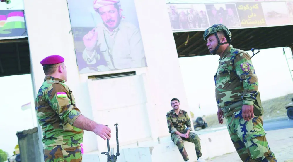 عناصر من «البيشمركة» يتموضعون تحت صورة لمسعود بارزاني في كركوك (أرشيفية - إ.ب.أ)