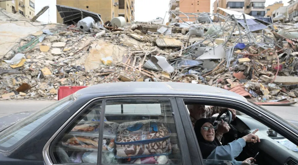 نازحة من الضاحية الجنوبية لبيروت تعود إليها بعد دخول اتفاق وقف إطلاق النار في لبنان حيز التنفيذ (الشرق الأوسط)