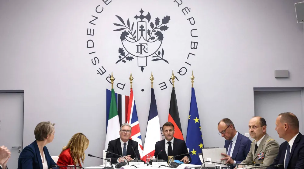 الرئيس الفرنسي إيمانويل ماكرون وإلى جانبه رئيس الوزراء البريطاني كير ستارمر (وسط) الجمعة خلال المؤتمر الخاص بضمان أمن الملاحة في مضيق هرمز (أ.ف.ب)