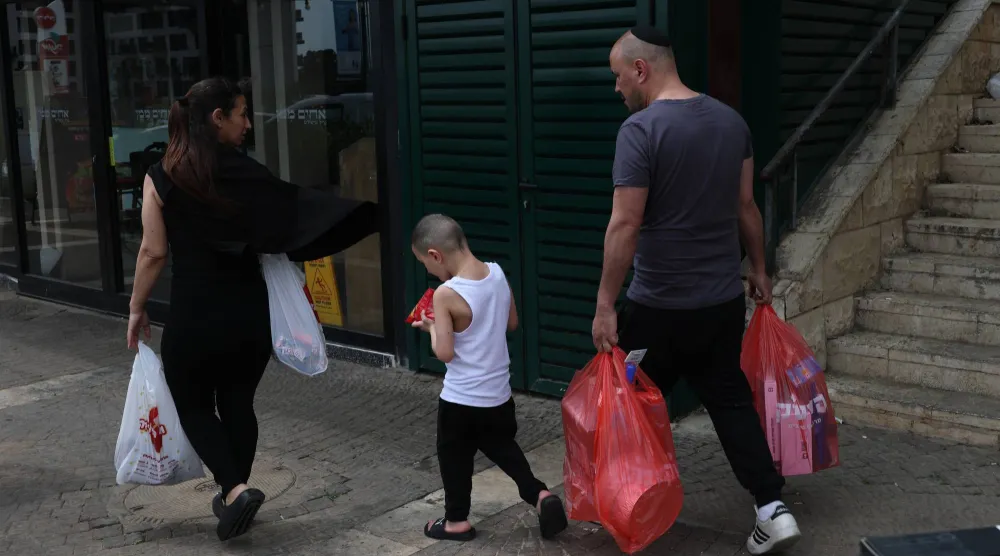 عائدون إلى كريات شمونة في شمال إسرائيل بعد دخول اتفاق وقف إطلاق النار حيز التنفيذ (إ.ب.أ)