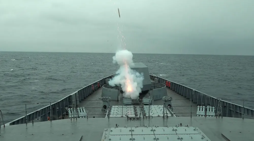 الفرقاطة الروسية «أميرال غولوفكو» تطلق قذيفة مدفعية خلال مناورة بحرية (د.ب.أ)