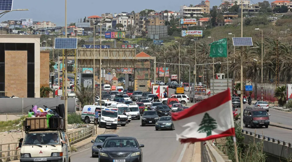 سيارات تعبر مدينة صيدا باتجاه جنوب لبنان في اليوم الأول لدخول اتفاق وقف إطلاق النار حيز التنفيذ (أ.ف.ب)