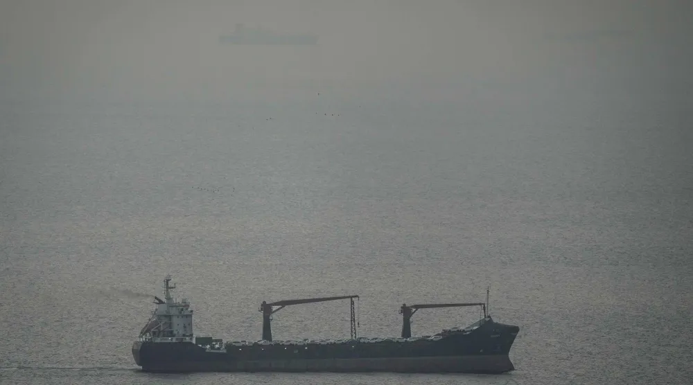 سفينة شحن في مياه الخليج العربي (أ.ب)