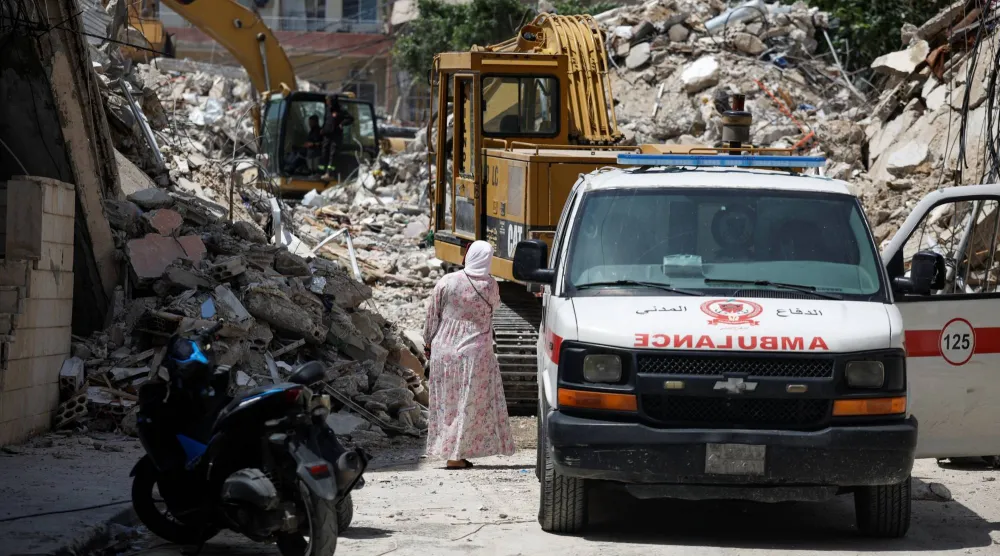 سيارة إسعاف تنقل مصابين من موقع استهداف إسرائيلي لمبنى في مدينة صور بجنوب لبنان (رويترز)