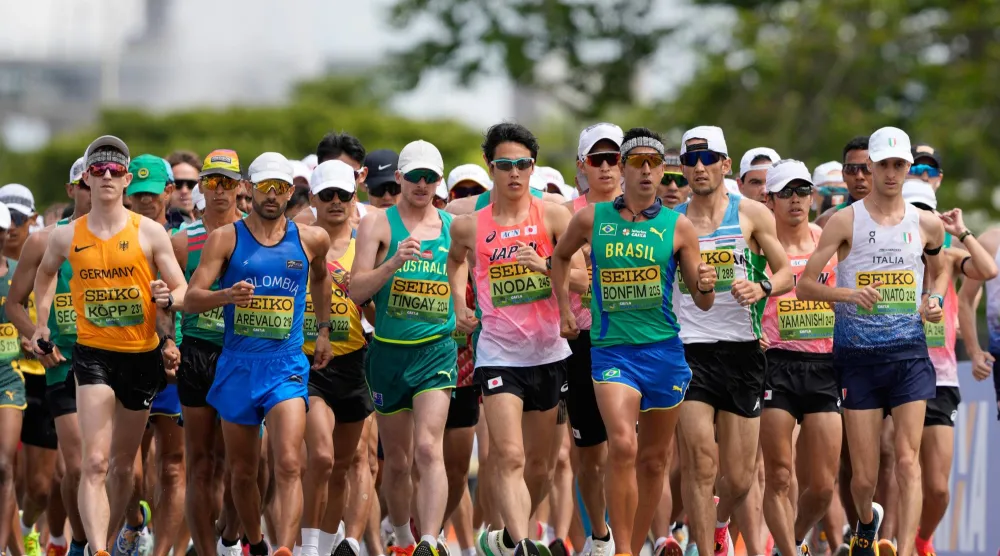 أدت محاولة الرجلين تبديل أرقام المشاركين إلى إنهاء عداءتين خارج المراكز العشرة الأولى (أ.ب)