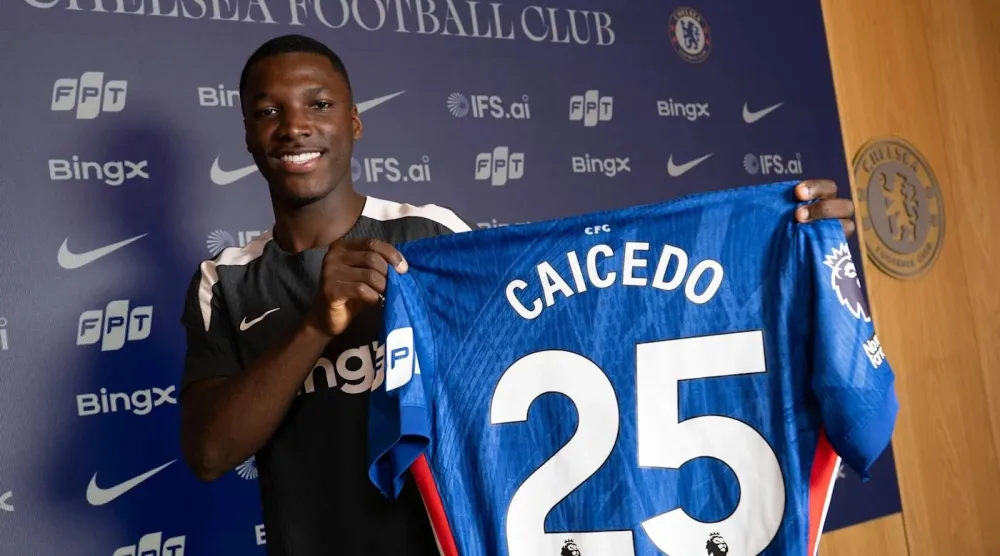 كايسيدو بعد تجديد عقده مع الفريق (نادي تشيلسي)