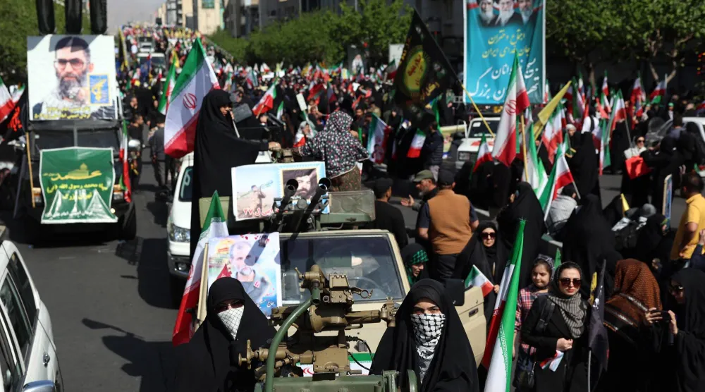 مَسيرة في طهران بمشاركة نسائية كبيرة (أ.ف.ب)