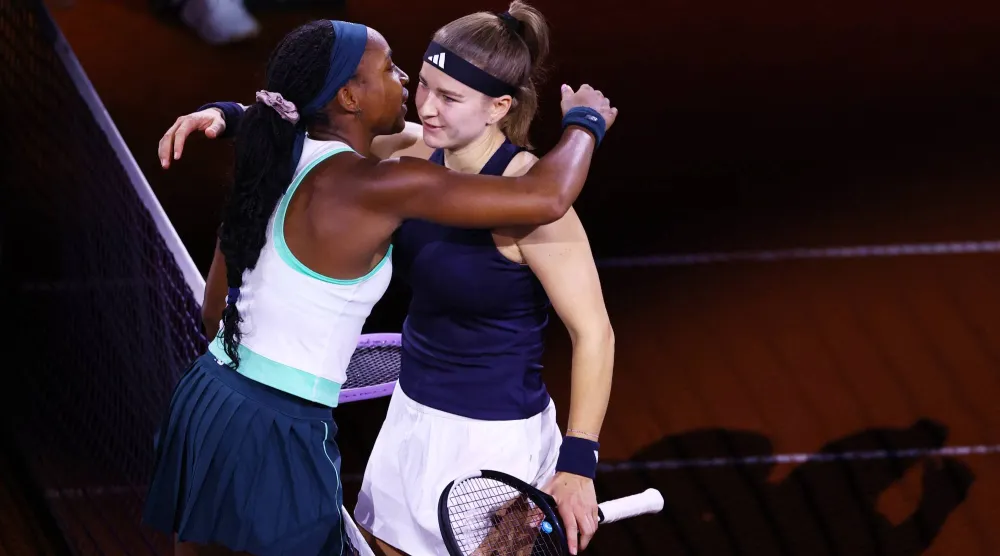 التشيكية كارولينا موتشوفا تعانق الأميركية كوكو غوف بعد فوزها في مباراة الدور ربع النهائي (رويترز)