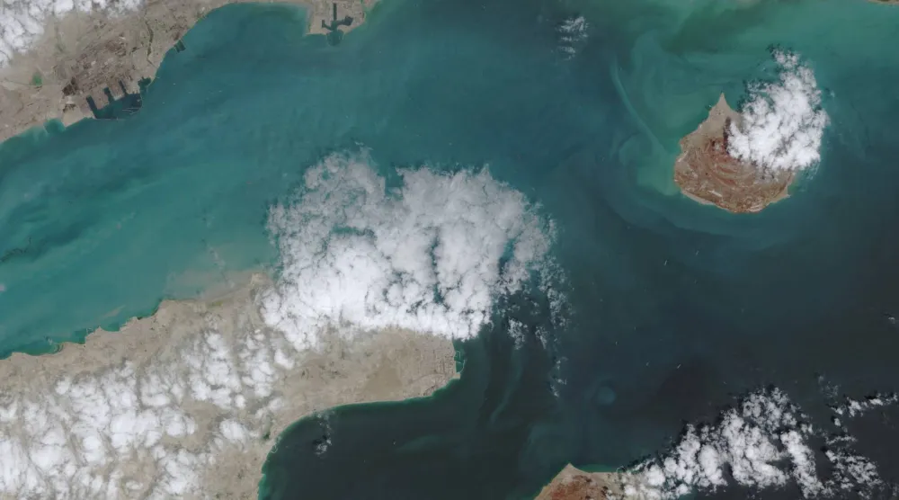 صورة التقطها قمر اصطناعي تُظهر حركةَ السفن في مضيق هرمز يوم 17 أبريل من الفضاء (رويترز)