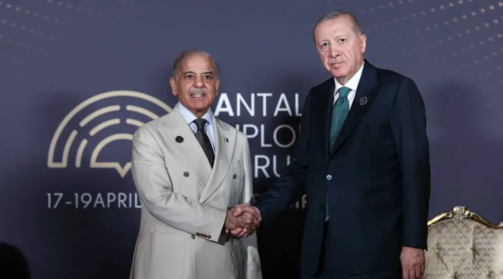 الرئيس التركي رجب طيب إردوغان مصافحاً رئيس وزراء باكستان شهباز شريف في مستهل لقائهما في أنطاليا جنوب تركيا الجمعة (الرئاسة التركية)